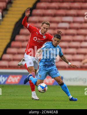 Gustavo Hamer (38) aus Coventry City wird von Cauley gegründet Woodrow (9) von Barnsley Stockfoto