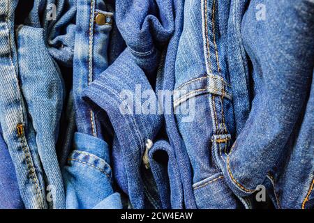 Jeans im Flor aus blauem Denim. Hintergrundstruktur. Beauty- und Modekonzept. Stockfoto