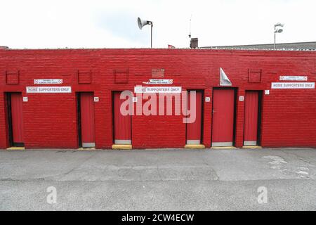 Drehkreuze auf dem West-Stand bei Oakwell bleiben geschlossen Pläne, Fans wieder in die Stadien zu lassen, wurden verschrottet Von der Regierung inmitten einer Spitze in covid Fällen während Großbritannien Stockfoto