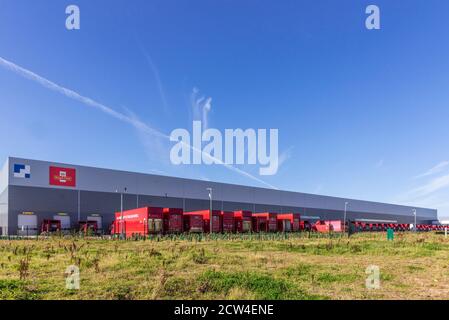 Linie der geparkten Dlivery LKW, die am Royal Mail Sortierdepot geparkt sind. Omega South, Warrington. Stockfoto