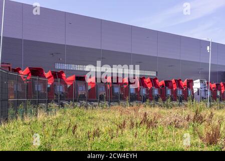 Linie der geparkten Dlivery LKW, die am Royal Mail Sortierdepot geparkt sind. Omega South, Warrington. Stockfoto