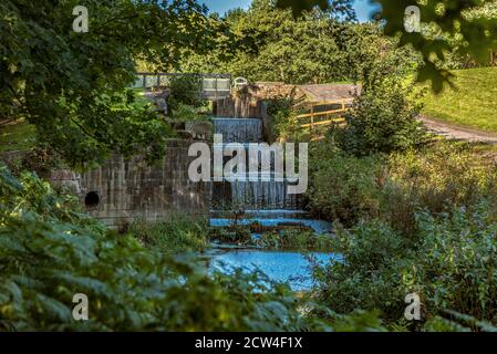 Die alte Doppelschleuse, die auf die Kreuzung mit dem Blackbrook Branch am ehemaligen Sankey Kanal bei Blackbrook in St. Helens Merseyside zurückblickt. Teil Stockfoto