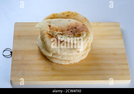 Pita Brot auf weißem Holzbrett.frisch aufgeblasen Pita Brot auf weißem Tisch. Stockfoto