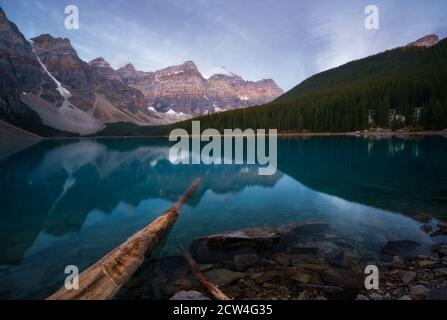 Sonnenaufgang am Moraine Lake, Alberta, Kanada Stockfoto