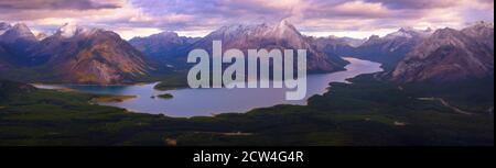 Panoramablick auf Spray Lakes, Mount Shark und Lärchen, Kananaskis, Alberta, Kanada Stockfoto