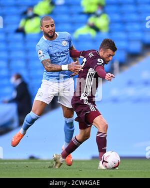 Kyle Walker von Manchester City (links) schreckt Jamie Vardy von Leicester City vor, um während des Premier League-Spiels im Etihad Stadium in Manchester eine Strafe einzuräumen. Stockfoto