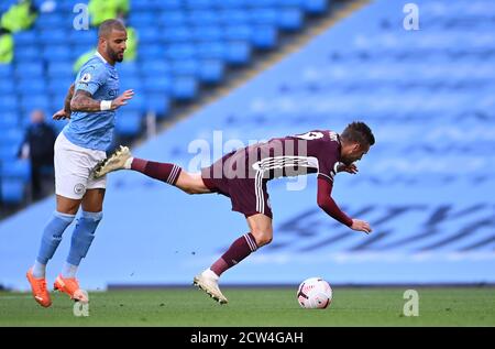 Kyle Walker von Manchester City (links) schreckt Jamie Vardy von Leicester City vor, um während des Premier League-Spiels im Etihad Stadium in Manchester eine Strafe einzuräumen. Stockfoto