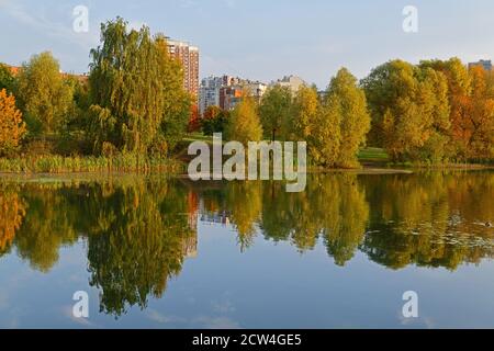 Mitino Landschaftspark und Penyaginsky See im goldenen Herbst. Moskau, Russland Stockfoto