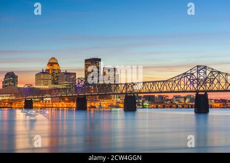 Louisville, Kentucky, USA Skyline auf dem Fluss. Stockfoto