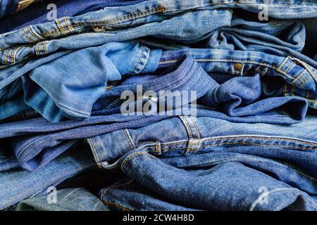 Jeans im Flor aus blauem Denim. Hintergrundstruktur. Beauty- und Modekonzept. Stockfoto