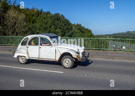 1980s White Citroen 2CV6 DOLLY 1988; Fahrzeugverkehr, fahrende Fahrzeuge, französische Autos, Fahrzeug fahren auf britischen Straßen, Motoren, fahren auf der Autobahn M6 Straßennetz. Stockfoto