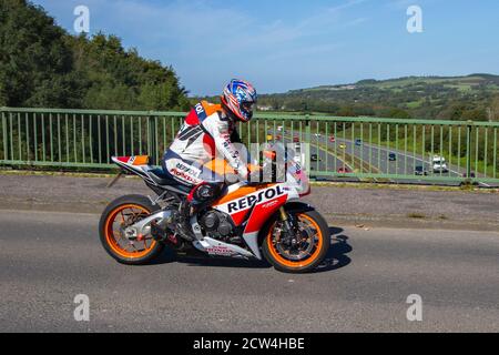 2016 Honda CBR 1000 Ra-G; Motorradfahrer; zweirädriger Transport, Motorräder, Fahrzeug, Straßen, Motorräder, Motorradfahrer fahren in Chorley, Großbritannien Stockfoto
