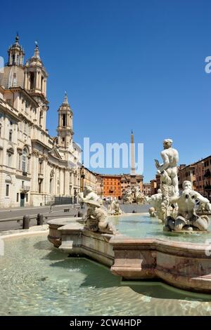 Italien, Rom, Piazza Navona, Moorbrunnen und Kirche Sant'Agnese in Agone Stockfoto