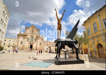 Italien, Basilikata, Miera, Piazza San Francesco, Dalì Skulptur und Kirche von San Francesco Stockfoto