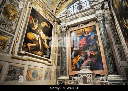 Italien, Rom, Kirche Santa Maria del Popolo, Cappella Cerasi, Caravaggio „Crocifissione di Pietro“, Annibale Carracci „Assunzione della Vergine“ Stockfoto