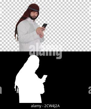 Arabischer Mann mit seinem Smartphone im Internet surfen oder Messagi Stockfoto