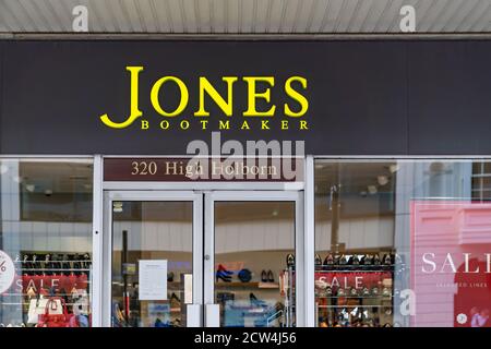 LONDON, ENGLAND - 24. JULI 2020: Jones Bookmakers Niederlassung in Holborn, London geschlossen während der COVID-19 Pandemie - 071 Stockfoto