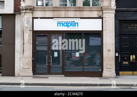 LONDON, ENGLAND - 24. JULI 2020: Maplin Electronic Store Niederlassung in Holborn, London geschlossen während der COVID-19 Pandemie und nach seiner finanziellen Spalte Stockfoto