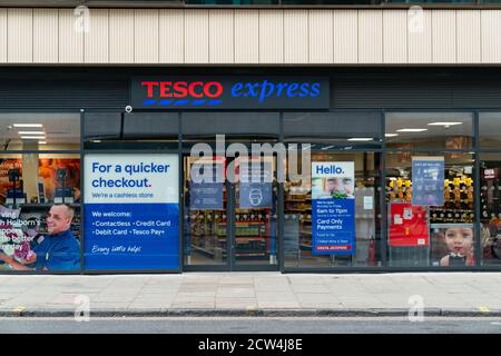 LONDON, ENGLAND - 24. JULI 2020: Tesco Express Supermarkt Lebensmittelgeschäft in Holborn, London während der COVID-19 Pandemie - 103 Stockfoto