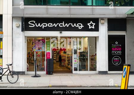 LONDON, ENGLAND - 24. JULI 2020: Superdrog Apotheke in Holborn, London während der COVID-19 Pandemie - 109 Stockfoto