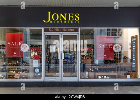 LONDON, ENGLAND - 24. JULI 2020: Jones Bookmakers Niederlassung in Holborn, London geschlossen während der COVID-19 Pandemie - 069 Stockfoto