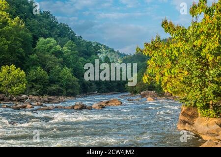 Der Ocoee Fluss in Tennessee mit seinem Wildwasser flussabwärts Nahaufnahme mit dem Nebel in den Bergen im Hintergrund An einem hellen sonnigen Tag in Stockfoto