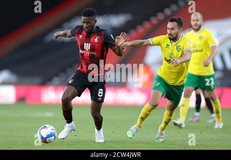 Jefferson Lerma (links) von AFC Bournemouth und Lukas Rupp von Norwich City kämpfen während des Sky Bet Championship-Spiels im Vitality Stadium in Bournemouth um den Ball. Stockfoto