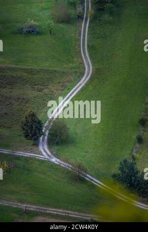 Sveta Gora Luftaufnahme an der Kreuzung auf der kleinen Landstraße in Grgar in Slowenien. Stockfoto