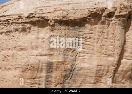 Jordanien, Petra (UNESCO) Antike Schnitzereien entlang der Felswände in der Nähe der Einfahrt zum Siq. 1.2 km lange natürliche Schlucht und Eintritt in das alte Nabataean Stockfoto