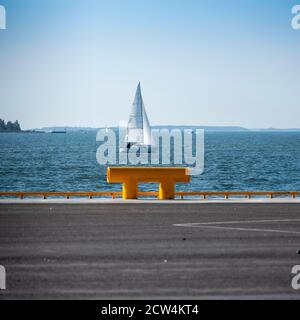 Helsinki / Finnland - 27. September 2020: Ein Segelboot, das an einem sonnigen und klaren Herbsttag am Horizont im finnischen Archipel fährt. Stockfoto