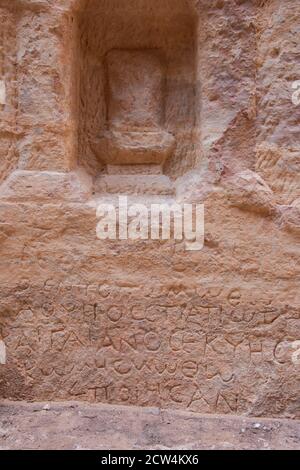 Jordanien, Petra (UNESCO) Antike Steinmauer Schnitzereien innerhalb der Siq. 1.2 km lange natürliche Schlucht und Eintritt in das alte Nabatäische Königreich. Stockfoto