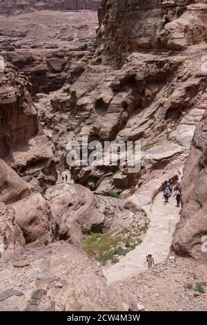 Jordanien, Petra (UNESCO). Anspruchsvoller Weg führt zu Ad Deir (das Kloster) Touristen auf Maultieren Reiten auf den Gipfel. Stockfoto