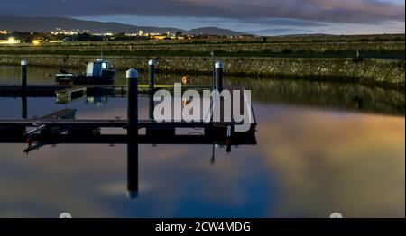 Wunderbarer Westpier von Dun Laoghaire Hafen während der blauen Stunde. Tolle Abendaufnahme des bekannten Hafens in Dublin, Irland Stockfoto