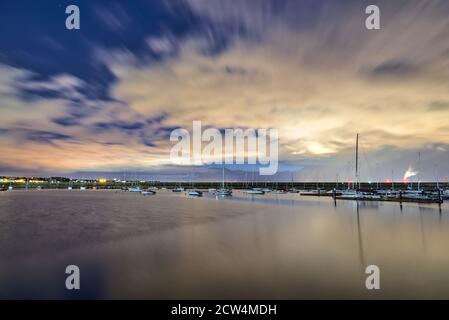 West Pier von Dun Laoghaire Hafen während der blauen Stunde. Abendaufnahme des bekannten Hafens in Dublin, Irland Stockfoto