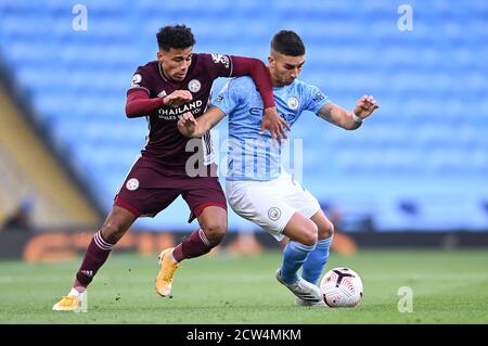 James Justin von Leicester City (links) und Ferran Torres von Manchester City kämpfen während des Premier League-Spiels im Etihad Stadium in Manchester um den Ball. Stockfoto