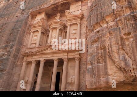 Jordanien, Petra (UNESCO) die Schatzkammer (aka Al Khazna) am Ende der Siq befindet. Petra's berühmtesten Fassade, ca. 1 v. Chr. dekoriert mit korinthischen Stockfoto