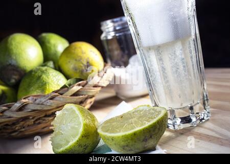 Verdauungstrakt Brausegetränk mit Wasser, Zitrone und Backpulver genannt in Palermo "autista". Einige Zitronen und Backpulver im Hintergrund Stockfoto