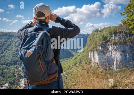 Baume les messieurs, Frankreich - 09 01 2020: Frauen wandern zum Zirkus von Baume les Messieurs Stockfoto