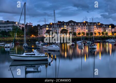 Boote und Yachten im Hafen von Dun Laoghaire. Der West Pier während der blauen Stunde. Tolle Abendaufnahme des Hafens in Dublin, Irland Stockfoto