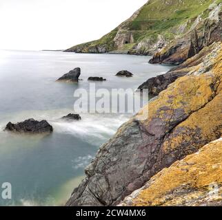 Atemberaubender Bray to Greystones Cliff Walk. Schöne Langzeitaufnahme der Küstenlinie in Bray, Co. Wicklow, Irland Stockfoto