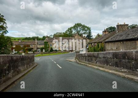 Burnsall Dorfzentrum - Blick auf die Straße von malerischen Häusern von der Brücke, Yorkshire Dales, Großbritannien Stockfoto