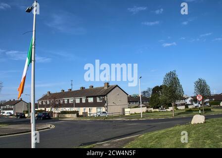 Der erste Spaziergang während der COVID-19-Sperre in Dublin, 8. April 2020. Irische Flagge. Linsenverzerrung Beispiel: Der Straßenlichtstativ ist leicht gebogen Stockfoto