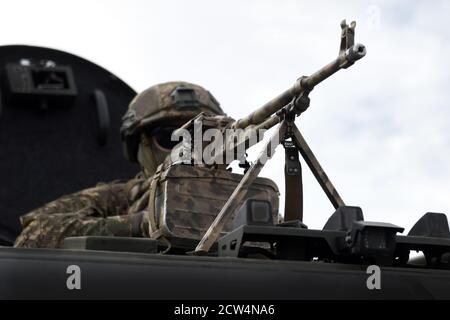 Soldat mit einem Maschinengewehr. Kaukasus-Krieg. Militärischer Konflikt im Kaukasus Stockfoto