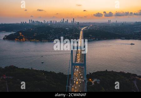 Blick über die Istanbul Brücke über den Bosporus Ozean mit Autoverkehr bei Sonnenuntergang, Luftperspektive von oben Stockfoto