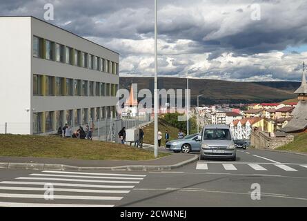 Floresti, Rumänien - 27. September 2020: Tag der Kommunalwahlen in Rumänien. Menschen, die am Tag der Kommunalwahlen in Rumänien abstimmen. Wahltag auf rumänischen lokalen ele Stockfoto