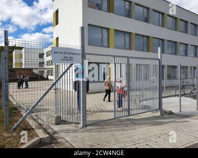 Floresti, Rumänien - 27. September 2020: Tag der Kommunalwahlen in Rumänien. Menschen nach der Abstimmung am lokalen Wahltag Rumänien Stockfoto