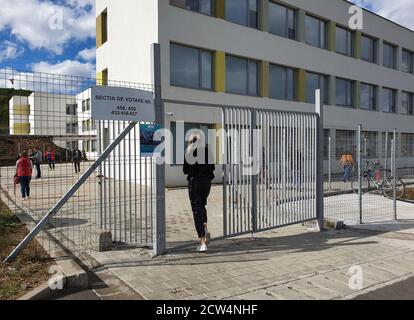 Floresti, Rumänien - 27. September 2020: Tag der Kommunalwahlen in Rumänien. Mädchen Eingabe zur Abstimmung über Kommunalwahlen Rumänien Stockfoto