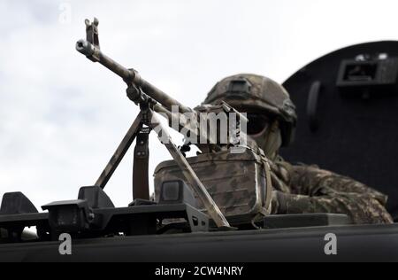 Soldat mit einem Maschinengewehr. Kaukasus-Krieg. Militärischer Konflikt im Kaukasus Stockfoto