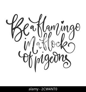Die Hand-Zeichnung inspirierende Zitat - ein Flamingo in einer Herde von Tauben. In einem trendigen kalligraphischen Stil der schwarzen Tinte getan. Es kann für Karte, Tasse, Broschüren, Poster, T-Shirts, Handytasche usw. verwendet werden Stock Vektor