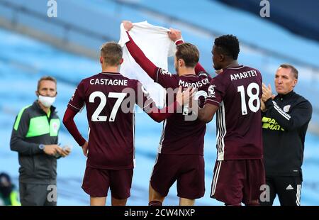 James Maddison (Mitte) von Leicester City feiert das vierte Tor seiner Mannschaft, indem er ein T-Shirt hält, das an den Clubarzt Stuart Birtwistle während des Premier League-Spiels im Etihad Stadium in Manchester erinnert. Stockfoto